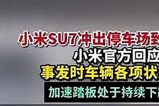 哈利伯顿老爸指着冠军奖杯：它是属于步行者的 我们会得到它？